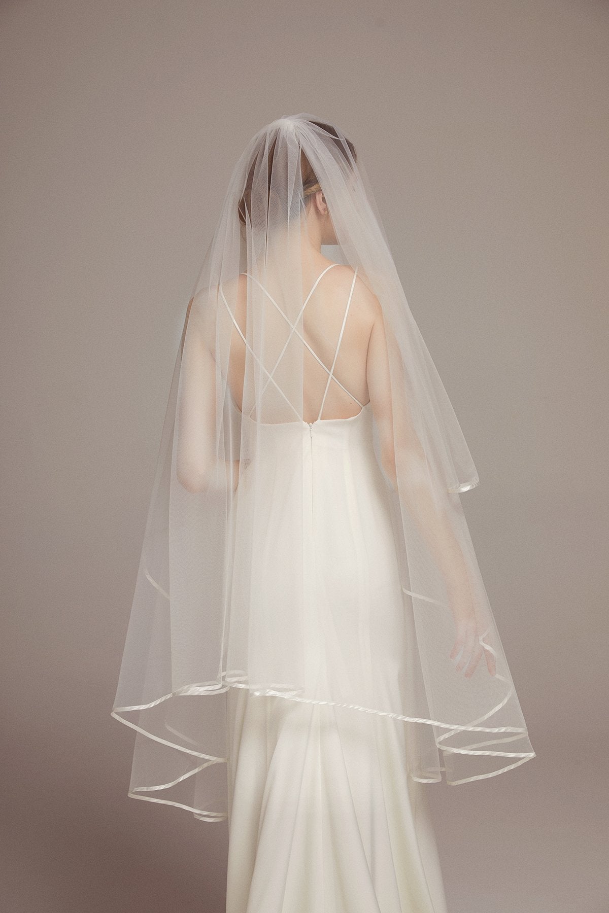 Elegant Two Tier Angel-Cut Fingertip Veil with Comb - lingsDev